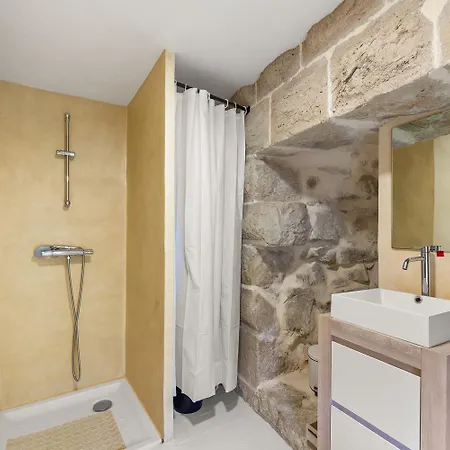 Maison La Tour A Montreal (Ardeche)
